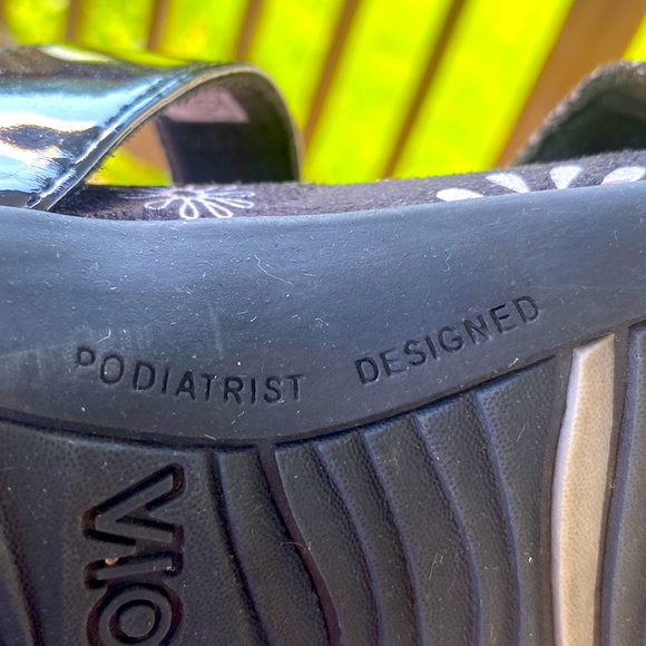 Vionic Jodie Strappy Sandal Black Patent Leather Chantily Lace Design Sz 8 - Picture 12 of 13